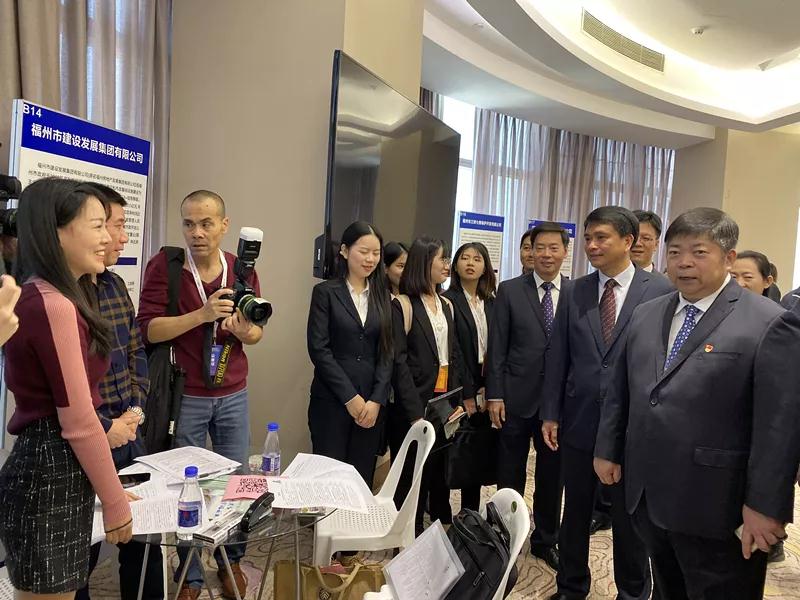聚时代英才 建发展大业